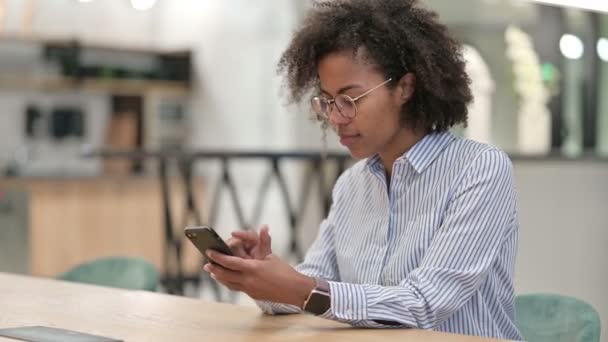 Pengusaha wanita Afrika yang serius menggunakan Smartphone di Kantor — Stok Video