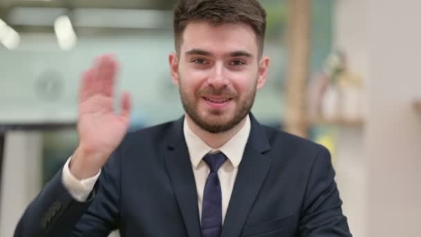 Hermoso joven hombre de negocios haciendo Video Chat — Vídeo de stock