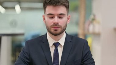 Ciddi Genç İş Adamı Kameraya Bakıyor 