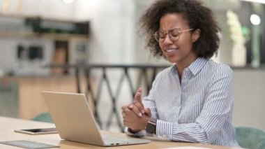 Ofisteki laptopta video görüşmesi yapan mutlu Afrikalı iş kadını 