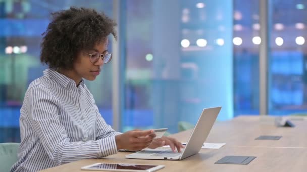 Успешная онлайн-оплата от африканской предпринимательницы на ноутбуке в офисе — стоковое видео