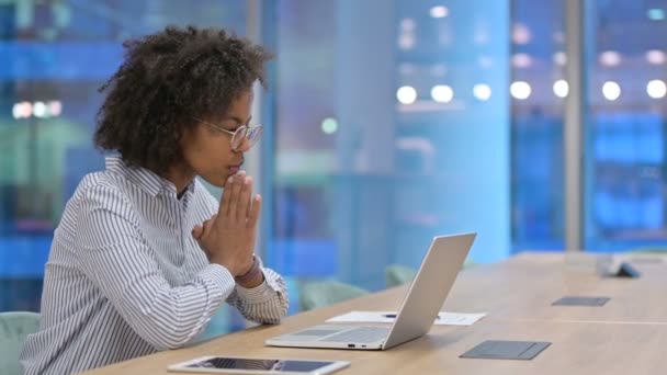 Pensive Afrikaanse zakenvrouw denken en werken op laptop in Office — Stockvideo