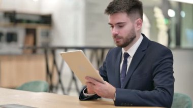 Ofisteki Tablet 'te Video Çağrısı Yapan Genç İşadamı