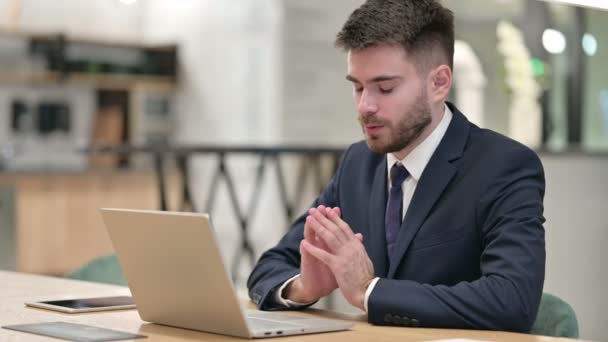 Pensive jonge zakenman denken en werken op Laptop in Office — Stockvideo