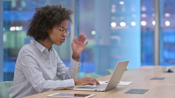 Femeie de afaceri africană stresată cu laptop care suferă de dureri de cap în birou — Videoclip de stoc