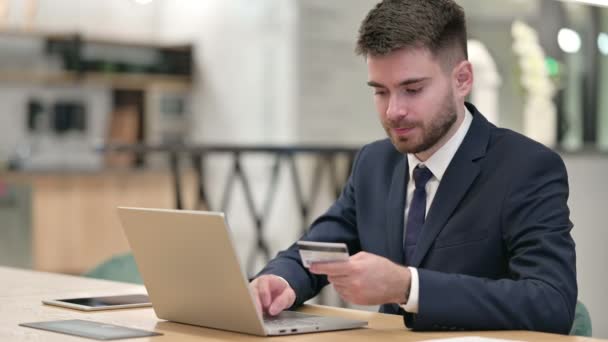 Fehlschlag bei Online-Bezahlung am Laptop für Jungunternehmer im Amt — Stockvideo