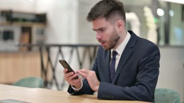 Genç İşadamı Ofiste Akıllı Telefon 'u kaybettiği için üzgün.