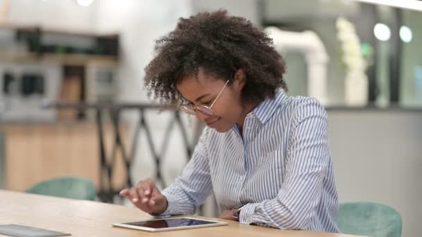 Joven empresaria africana usando tableta en la oficina — Vídeos de Stock