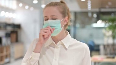 Yüzü Maskeli Hasta Genç İş kadınının Öksürük Portresi