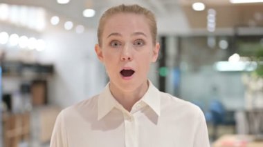 Genç İş kadınının Portresi Şaşkınlık, İfade