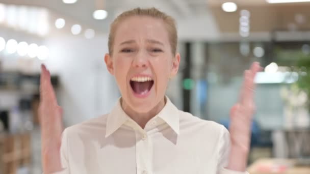 Портрет разочарованной молодой предпринимательницы, кричащей, кричащей — стоковое видео