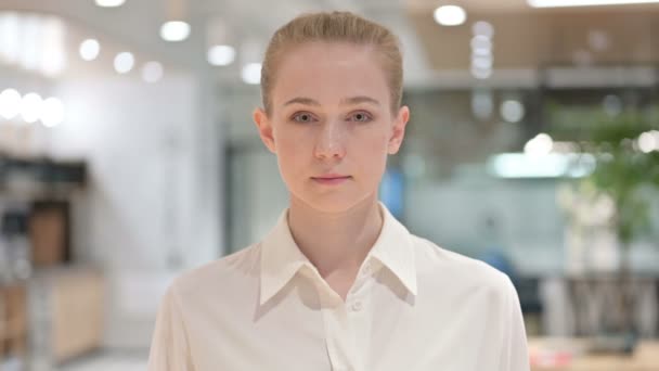 Porträt einer seriösen jungen Geschäftsfrau, die in die Kamera blickt — Stockvideo