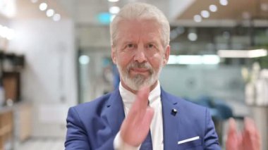 Takdir Eden Kıdemli İşadamı Alkışlayan ve Alkışlayan Portresi 