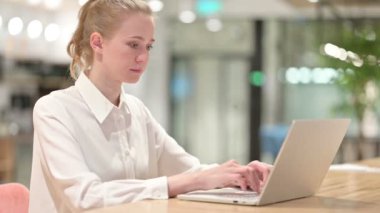 Güzel İş Kadını Dizüstü bilgisayarda Başarı Kutlaması