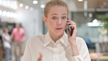 Akıllı Telefonla Konuşan Kızgın Genç İş kadınının Portresi