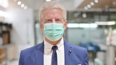 Yüzü Maskeli Kıdemli Eski İş Adamının Portresi Kameraya Bakıyor 