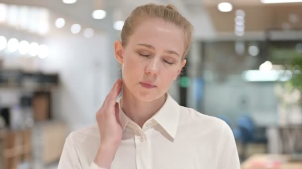 Ritratto di giovane donna d'affari stanca con dolore al collo — Video Stock