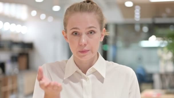 Video Sohbetinde Kızgın Genç İş kadınının Portresi — Stok video
