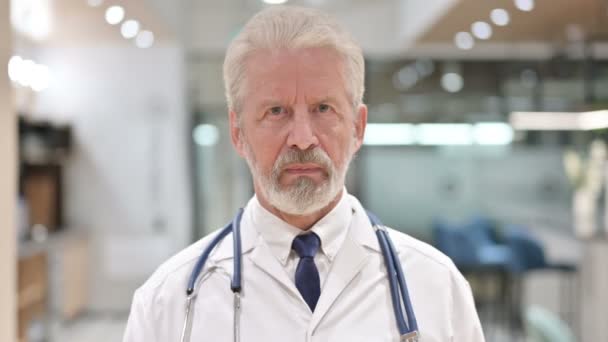 Portret Poważnego Starszego Doktora bez znaku ręcznego — Wideo stockowe