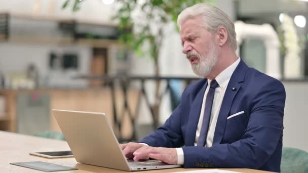 Senior alter Geschäftsmann mit Laptop hat Nackenschmerzen — Stockvideo