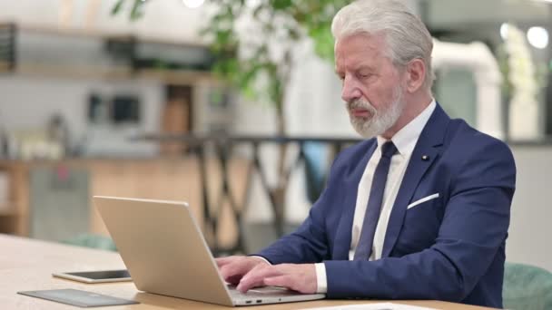 Senior alter Geschäftsmann mit Laptop zeigt mit Finger kein Zeichen — Stockvideo