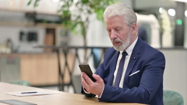 Triste viejo empresario senior que tiene fracaso en el teléfono inteligente — Vídeos de Stock