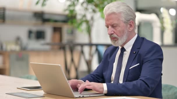 Vecchio uomo d'affari con computer portatile che mostra Pollici Giù — Video Stock