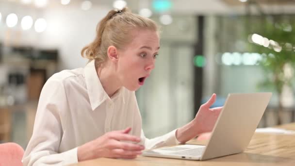 Surpreendida jovem empresária sentindo-se chocado usando laptop — Vídeo de Stock
