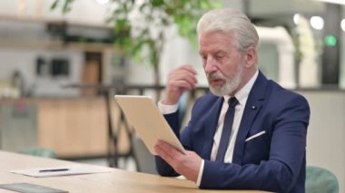 Yaşlı İş Adamı Tablet 'te Video Sohbeti Yapıyor