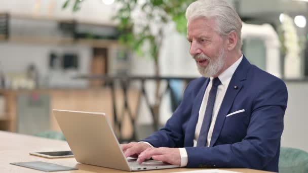 Seniorchef feiert Erfolg am Laptop — Stockvideo