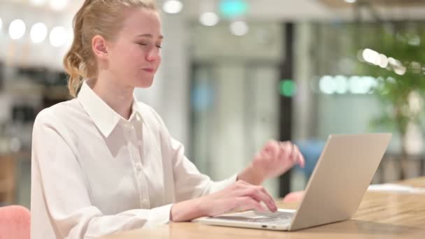 Pengusaha wanita stres dengan Laptop sakit kepala — Stok Video