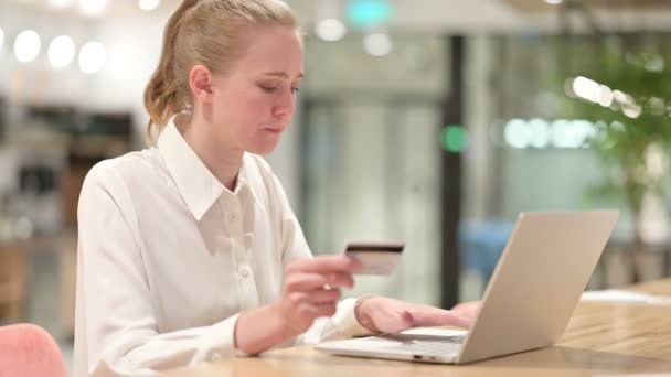 Online betalingsachterstand op laptop door jonge zakenvrouw — Stockvideo