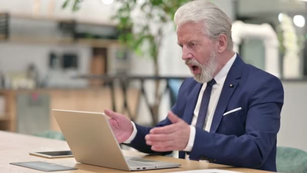 Triste vieil homme d'affaires senior ayant échec sur ordinateur portable — Video