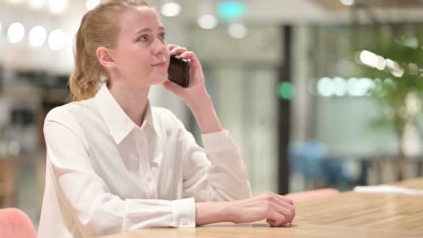 Vrolijke jonge zakenvrouw praten op Smartphone — Stockvideo