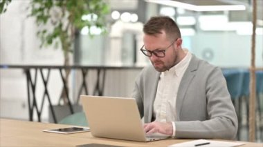 Öfkeli Gündelik Genç Adam Laptop 'ta Çalışmaya Çalışıyor