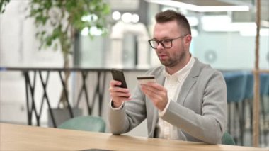 Gelişigüzel Genç Adam 'ın Smartphone ile Başarılı Çevrimiçi Ödemesi
