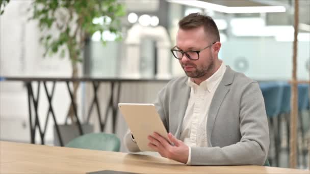 Desapontado Jovem Casual reagindo a Perda em Tablet no Escritório — Vídeo de Stock