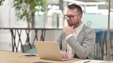 Düşünceli Gündelik Genç Adam Bilgisayarda Düşünüyor ve Çalışıyor