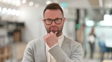 Düşünceli Gündelik Genç Adam Düşünüyor, Beyin Fırtınası 