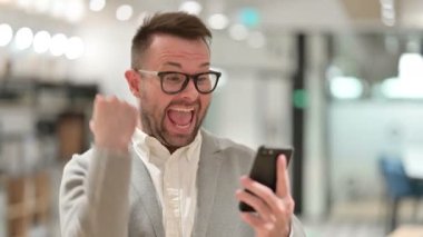 Smartphone 'da Gündelik Genç Adam Başarısını Kutluyor 