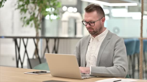 Palce nahoru podle pozitivního ležérní mladý muž pracující v kanceláři — Stock video