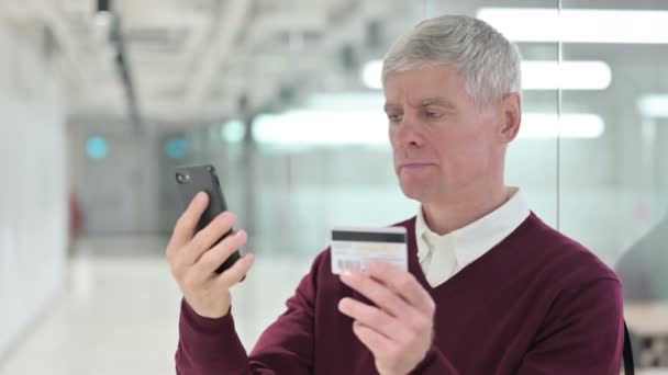 Moyen Age Homme faisant le paiement en ligne sur Smartphone — Video