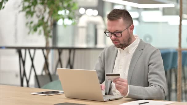 Sukses Pembayaran online oleh Casual Young Man — Stok Video