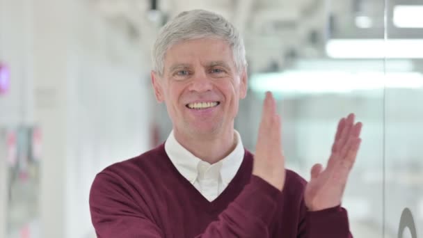 Appreciative Middle Aged Man Clapping, Applauding — Stock Video