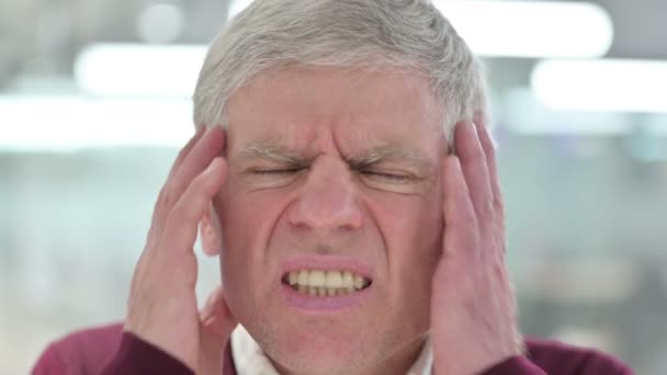 Primer plano del hombre de mediana edad con dolor de cabeza — Vídeos de Stock