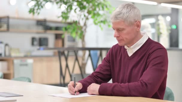 Bouleversé Moyen Age homme essayant d'écrire au travail, paperasserie — Video