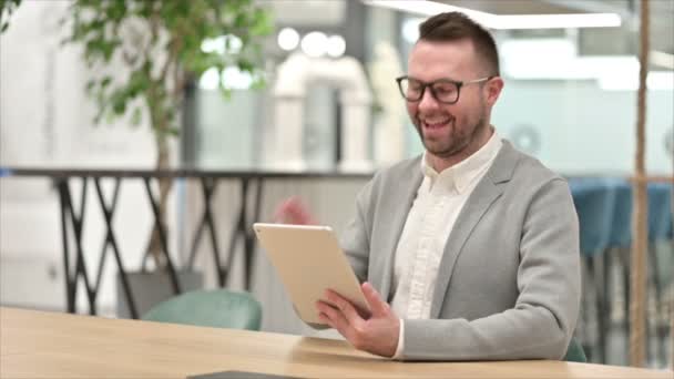 Casual Young Man κάνει Video Call on Tablet στο Γραφείο — Αρχείο Βίντεο