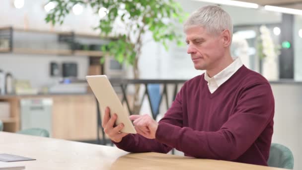 Pensativo hombre de mediana edad utilizando Tablet — Vídeos de Stock