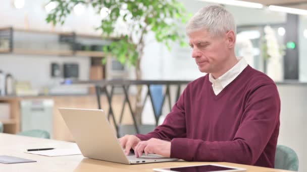 Moyen Age Homme Penser et travailler sur ordinateur portable — Video