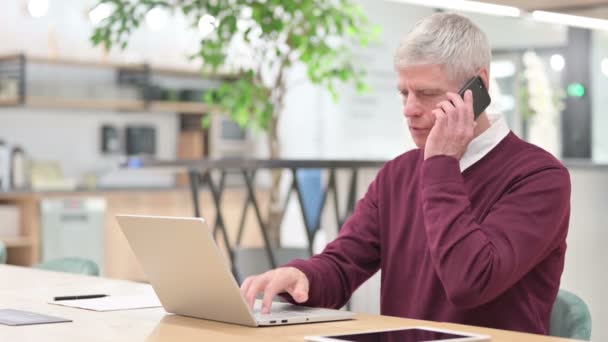 Téléphone Parler par Middle Aged Man — Video